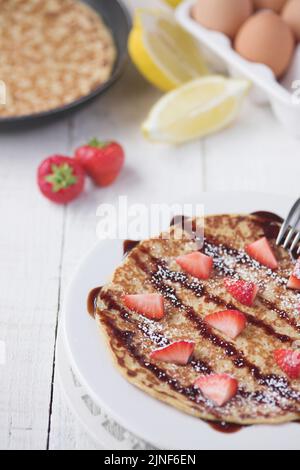 Crêpes fraîchement préparées aux fraises - dof peu profond Banque D'Images