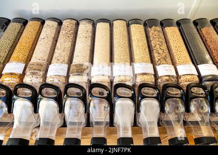 Distributeurs et bocaux de pâtes, de céréales et de haricots au Caps and Jars Cafe et au Zero Waste Shop, Forest Gate, Londres, Royaume-Uni Banque D'Images