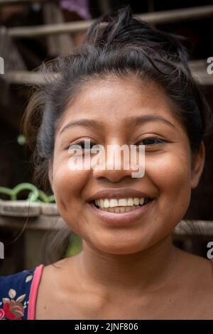 Le peuple Riberenos de l'Amazonie péruvienne est un peuple heureux qui prospère au bord de l'extrême pauvreté Banque D'Images