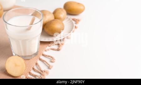 Un verre de lait de pomme de terre sur la table. Autre lait à base de plantes Banque D'Images