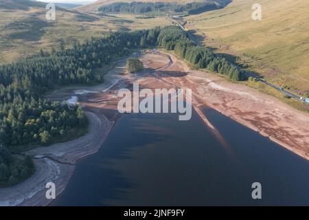 Vue aérienne du réservoir de Beacons pendant la sécheresse du 8th août 2022, pays de Galles, Royaume-Uni Banque D'Images