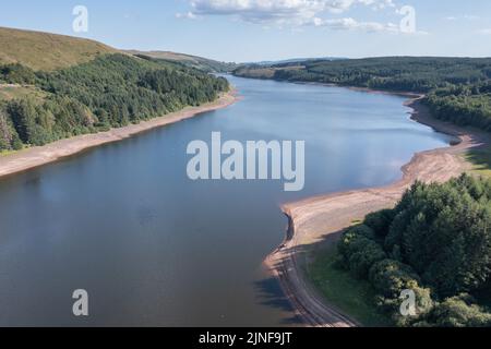 Vue aérienne du bas niveau d'eau dans le réservoir de Llwyn-onn pendant la sécheresse du 8th août 2022, pays de Galles, Royaume-Uni Banque D'Images