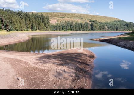 Vue aérienne du bas niveau d'eau dans le réservoir de Pontsidill pendant la sécheresse du 8th août 2022, pays de Galles, Royaume-Uni Banque D'Images