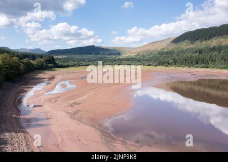 Vue aérienne du bas niveau d'eau dans le réservoir de Pentwyn pendant la sécheresse du 8th août 2022, pays de Galles, Royaume-Uni Banque D'Images