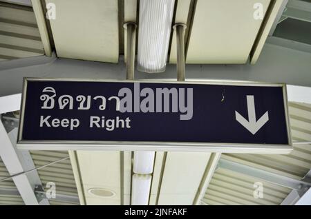 Panneau d'informations générales pour les thaïlandais et les voyageurs étrangers utilisent le trajet de service sur la gare BTS Skytrain du terminal à Bang Banque D'Images