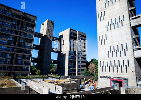 Londres, Royaume-Uni. 10th août 2022. Travaux de rénovation de la tour Balfron et du domaine de Brownfield à Poplar. 146 appartements dans le Brutalist Grade II* Banque D'Images