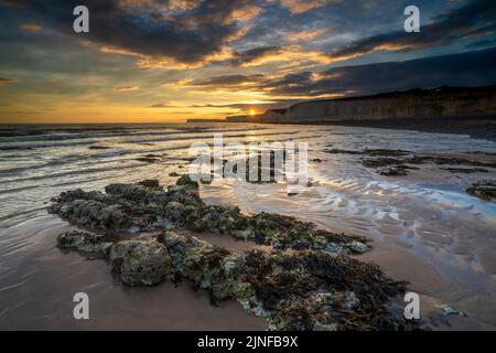 The Seven Sisters at Birling Gap au coucher du soleil, Eastbourne, East Sussex, Angleterre, Royaume-Uni, Go Banque D'Images