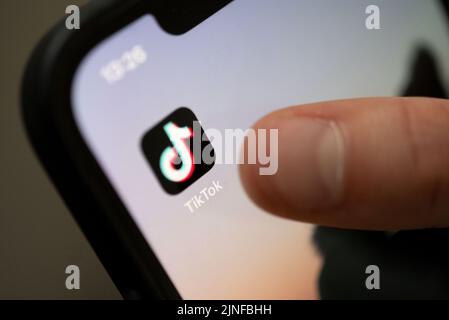 Stuttgart, Allemagne. 11th juillet 2022. ILLUSTRATION - Un adolescent appuie sur l'application TikTok d'un smartphone. Credit: Marijan Murat/dpa/Alamy Live News Banque D'Images