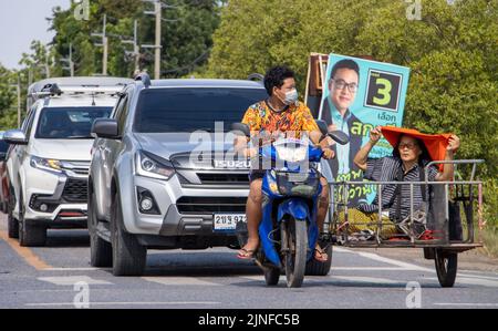 BANGKOK, THAÏLANDE, APR 29 2022, Un jeune homme est porte une vieille femme sur un chariot par une moto Banque D'Images