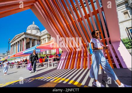 Londres, Royaume-Uni. 11th août 2022. L'entrée principale - Summer on the Square - Un festival d'art gratuit, à l'extérieur de la National Gallery sur Trafalgar Square. Les familles peuvent se rendre à des séances de dessin en plein air et à des installations immersives inspirées par les peintures de la National Gallery et un nouveau studio artistique spécialement conçu. Il s'agit du plus grand festival gratuit de Trafalgar Square, organisé par la Gallery, en partenariat avec le Conseil municipal de Westminster, du 11 au 29 août. Crédit : Guy Bell/Alay Live News Banque D'Images