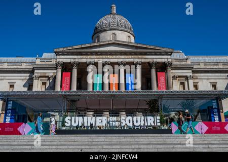 Londres, Royaume-Uni. 11th août 2022. Summer on the Square - Un festival d'art gratuit, à l'extérieur de la National Gallery, sur Trafalgar Square. Les familles peuvent se rendre à des séances de dessin en plein air et à des installations immersives inspirées par les peintures de la National Gallery et un nouveau studio artistique spécialement conçu. Il s'agit du plus grand festival gratuit de Trafalgar Square, organisé par la Gallery, en partenariat avec le Conseil municipal de Westminster, du 11 au 29 août. Crédit : Guy Bell/Alay Live News Banque D'Images