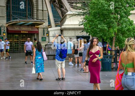 Un homme utilise un téléphone portable pour prendre des photos de la Tour Eiffel à Paris Las Vegas sur le Strip de Las Vegas Banque D'Images