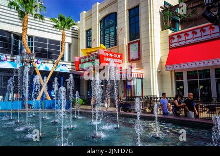 Profitez d'un spectacle éblouissant à la fontaine de la promenade LINQ devant le Burger In-N-Out. Une attraction incontournable de Las Vegas. Visitez dès aujourd'hui Banque D'Images