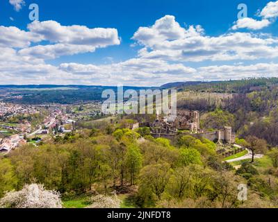 Vue aérienne sur le château médiéval de Boskovice. Ruine de l'ancien bastion placé à la colline dans la région de Moravie du Sud, République tchèque. Jour d'été Banque D'Images