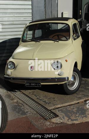 Paris, France - 31 juillet 2022: Classique beige Fiat 500 vu garé à l'extérieur Banque D'Images