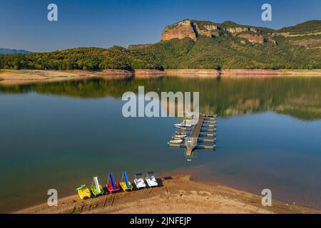 Vue aérienne du port et du club naval avec des bateaux et des kayaks dans le réservoir de Sau pendant la sécheresse estivale de 2022 Osona, Barcelone, Catalogne Espagne Banque D'Images