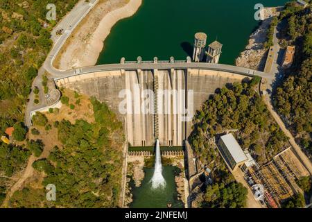 Vue aérienne du réservoir de Sau et des falaises de Collsacabra pendant la sécheresse estivale de 2022 (Osona, Barcelone, Catalogne, Espagne) Banque D'Images