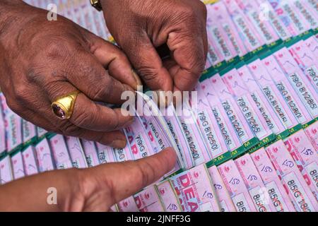 Sikkim, Gangtok, Inde - 21 juin 2022, billets de loterie en vente dans un stand de bord de route dans le MG Marg, Gangtok. Banque D'Images