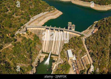 Vue aérienne du réservoir de Sau et des falaises de Collsacabra pendant la sécheresse estivale de 2022 (Osona, Barcelone, Catalogne, Espagne) Banque D'Images