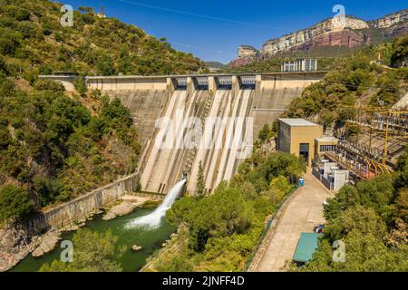 Vue aérienne du réservoir de Sau et des falaises de Collsacabra pendant la sécheresse estivale de 2022 (Osona, Barcelone, Catalogne, Espagne) Banque D'Images