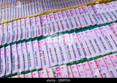 Sikkim, Gangtok, Inde - 21 juin 2022, billets de loterie en vente dans un stand de bord de route dans le MG Marg, Gangtok. Banque D'Images