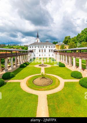 Château de Lysice, République tchèque. Célèbre château baroque construit en 14th siècle. Beau jardin formel, palmiers et fleurs. Promenade près du château Banque D'Images