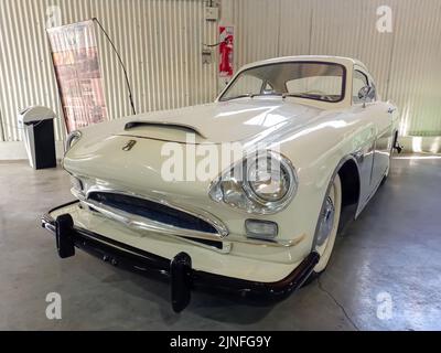 Ancien coupé INSTITEC Justicialista Gran Sport 1953-1955. Corps en plastique. Bouclier de la fête péroniste sur le capot. Vue police. IAME Classic car show Banque D'Images