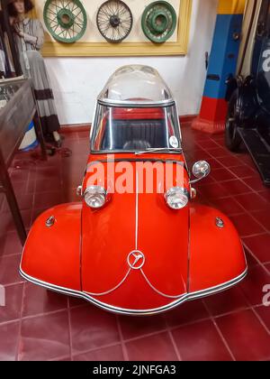 Vieux classique rouge économie Messerschmitt KR200 Kabinenroller 1959 coupé une porte trois roues micro-voiture allemande. Musée de l'automobile. Vue avant. Angle élevé Banque D'Images