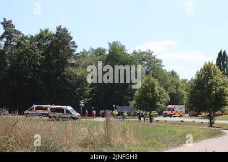 11 août 2022, Bavière, Günzburg: Les secouristes sont à Legoland. Au moins neuf personnes ont été blessées lors d'un accident sur des montagnes russes dans le parc d'attractions de Günzburg, dans la Souabe. Photo: Mario Obeser/dpa Banque D'Images
