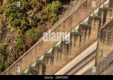 Barrage du réservoir de Sau, sur la rivière Ter, pendant la sécheresse estivale de 2022 (Osona, Barcelone, Catalogne, Espagne) ESP: Represa del embalse de Sau Banque D'Images