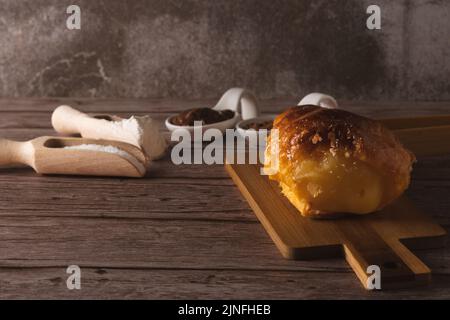 feuilletée de pâte feuilletée sur une planche de bois Banque D'Images