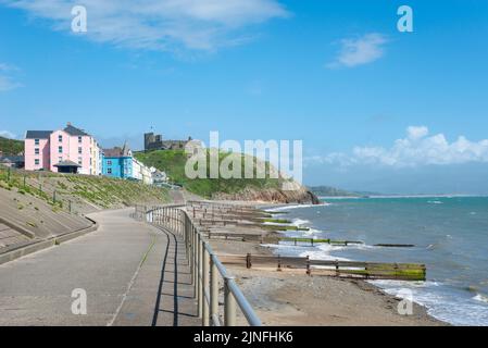 Château de Criccieth et terrasse marine sur la côte nord du pays de Galles. Une destination touristique populaire. Banque D'Images