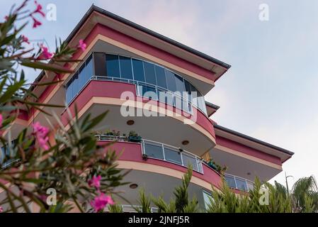 Balcon vitré dans les appartements résidentiels. Vitrage des balcons dans les maisons modernes en Turquie. Vue à angle bas. Banque D'Images