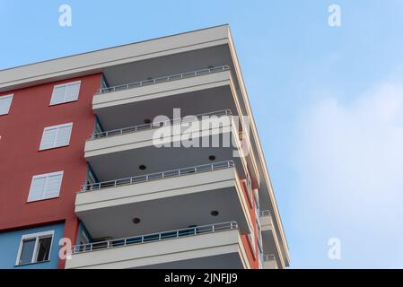 Façade moderne et aérée avec balcons. Fragment d'un nouveau bâtiment résidentiel d'élite ou d'un complexe commercial. Partie de l'immobilier de ville. Banque D'Images