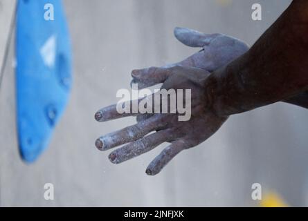 Munich, Allemagne. 11th août 2022. Championnats d'Europe, escalade, bloc, hommes, qualification, Königsplatz. Un débutant lui craie les mains pendant la qualification. Credit: Angelika Warmuth/dpa/Alamy Live News Banque D'Images