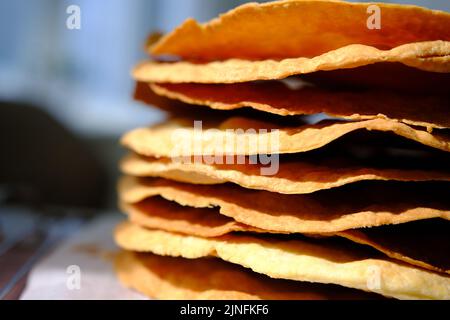 Gâteaux frais pour Napoleon gâteau pâte feuilletée pour le dessert Milfey. Pâtisseries françaises. Couches de gâteau Napoléon. Banque D'Images