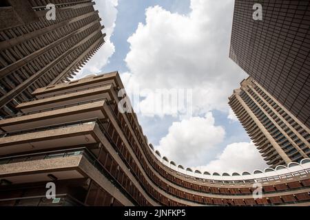 Barbican Estate, Londres. Une vue basse et large de l'architecture brutaliste dans le domaine de Barbican dans la ville de Londres. Banque D'Images