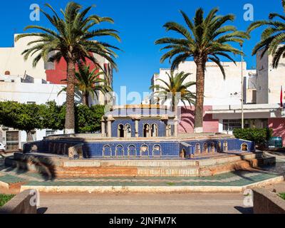 Une vieille fontaine dans la ville d'Alhoceima au Maroc avec un ciel bleu Banque D'Images