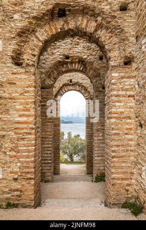 Les Grottes de Catullus, site archéologique d'une ancienne villa romaine à la pointe de Sirmione au lac de Garde, en Italie Banque D'Images