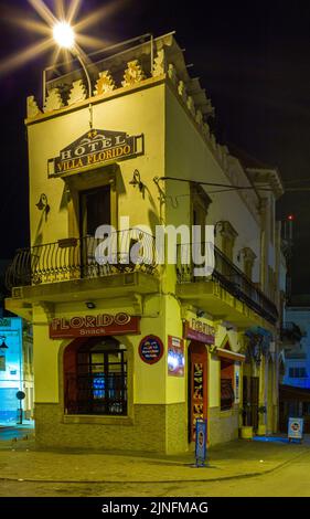 Al Hoceima, Maroc - 15 janvier 2022 : Villa Florido auberge et snack dans la ville d'Al Hoceima la nuit Banque D'Images