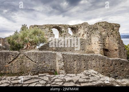 Les Grottes de Catullus, site archéologique d'une ancienne villa romaine à la pointe de Sirmione au lac de Garde, en Italie Banque D'Images