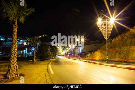 Al Hoceima, Maroc - 15 janvier 2022 : rues de la ville d'Al Hoceima la nuit au Maroc Banque D'Images