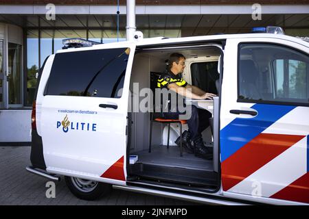 2022-08-11 14:04:25 DORDRECHT - Un officier de police dans un véhicule vidéo avec lequel la police de Dordrecht va tester courir pendant un an. Par le biais, entre autres, d'une caméra rotative sur un mât et d'un capteur d'image thermique, il est possible de surveiller à distance en cas d'incident et d'estimer si un déploiement de police supplémentaire est nécessaire. ANP RAMON VAN FLYMEN pays-bas sortie - belgique sortie Banque D'Images