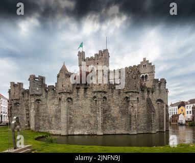 Le Gravensteen est un château médiéval situé dans la ville de Gand, en Belgique. Banque D'Images