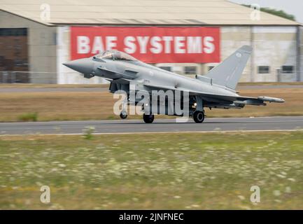 Le typhon de la RAF quitte le Royal International Air Tattoo Banque D'Images
