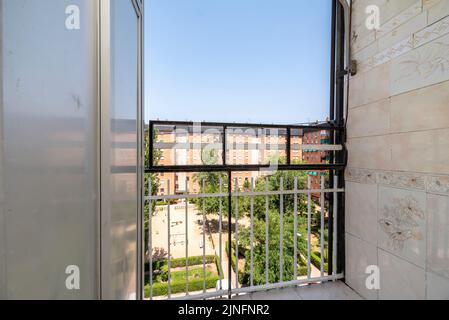 Petite terrasse avec rambarde en métal et armoire en aluminium avec portes coulissantes Banque D'Images