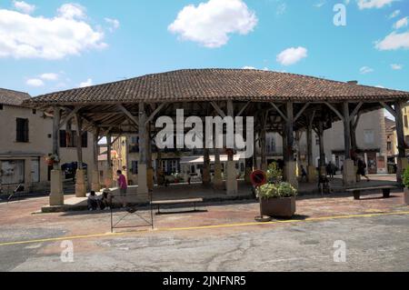 La place du marché dans le village du Périgord Noir de Belvès. Les marchés ont lieu tous les samedis. Exceptionnellement, il y a de vieilles habitations sous le marché. Banque D'Images