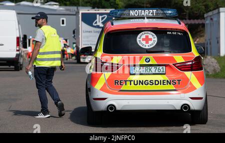 11 août 2022, Bavière, Günzburg: Le service de secours se tient à l'entrée de Legoland. Au moins 34 personnes ont été blessées lors d'un accident sur des montagnes russes à Legoland, dans la ville souabe de Günzburg, dont deux grièvement. Photo: Stefan Puchner/dpa Banque D'Images