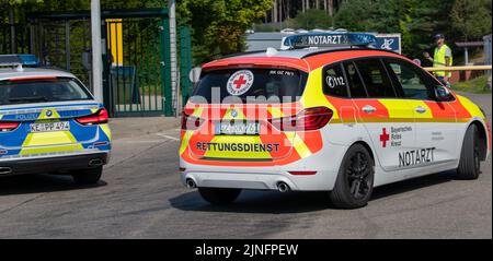 11 août 2022, Bavière, Günzburg: Le service de secours se tient à l'entrée de Legoland. Au moins 34 personnes ont été blessées lors d'un accident sur des montagnes russes à Legoland, dans la ville souabe de Günzburg, dont deux grièvement. Photo: Stefan Puchner/dpa Banque D'Images