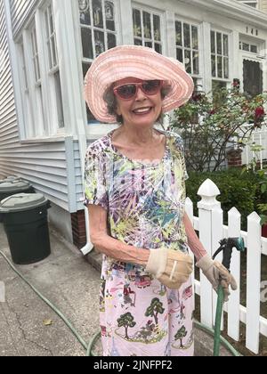 Portrait d'une femme de 81 ans qui abreuvoir son jardin dans le quartier de Kensington, Brooklyn, New York. Banque D'Images